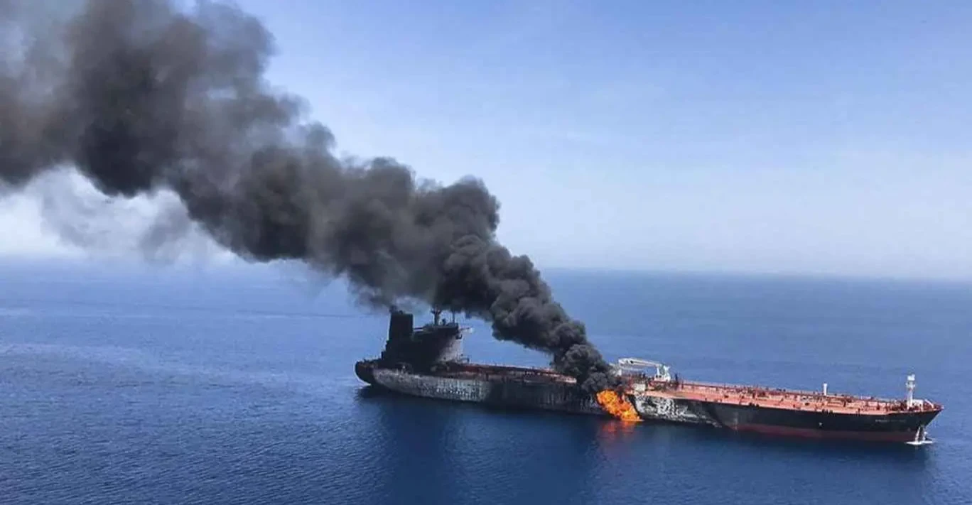 إصابة سفينة شحن بمقذوف مجهول في هرمز