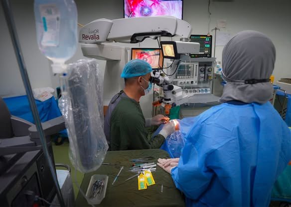 الصحة تحظر إجراء عمليات تغيير لون العين لأغراض تجميلية