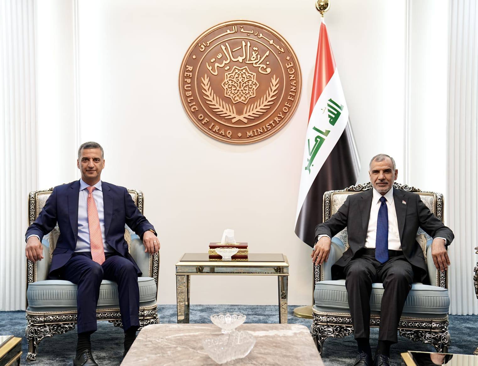 وزير المالية يناقش مع محافظ البنك المركزي الوضع المالي والاقتصادي للعراق