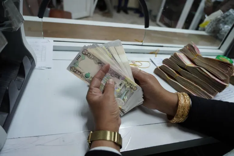 رغم نفي الحكومة.. عضو في اللجنة المالية يؤكد قرب رفع الاصفار من الدينار