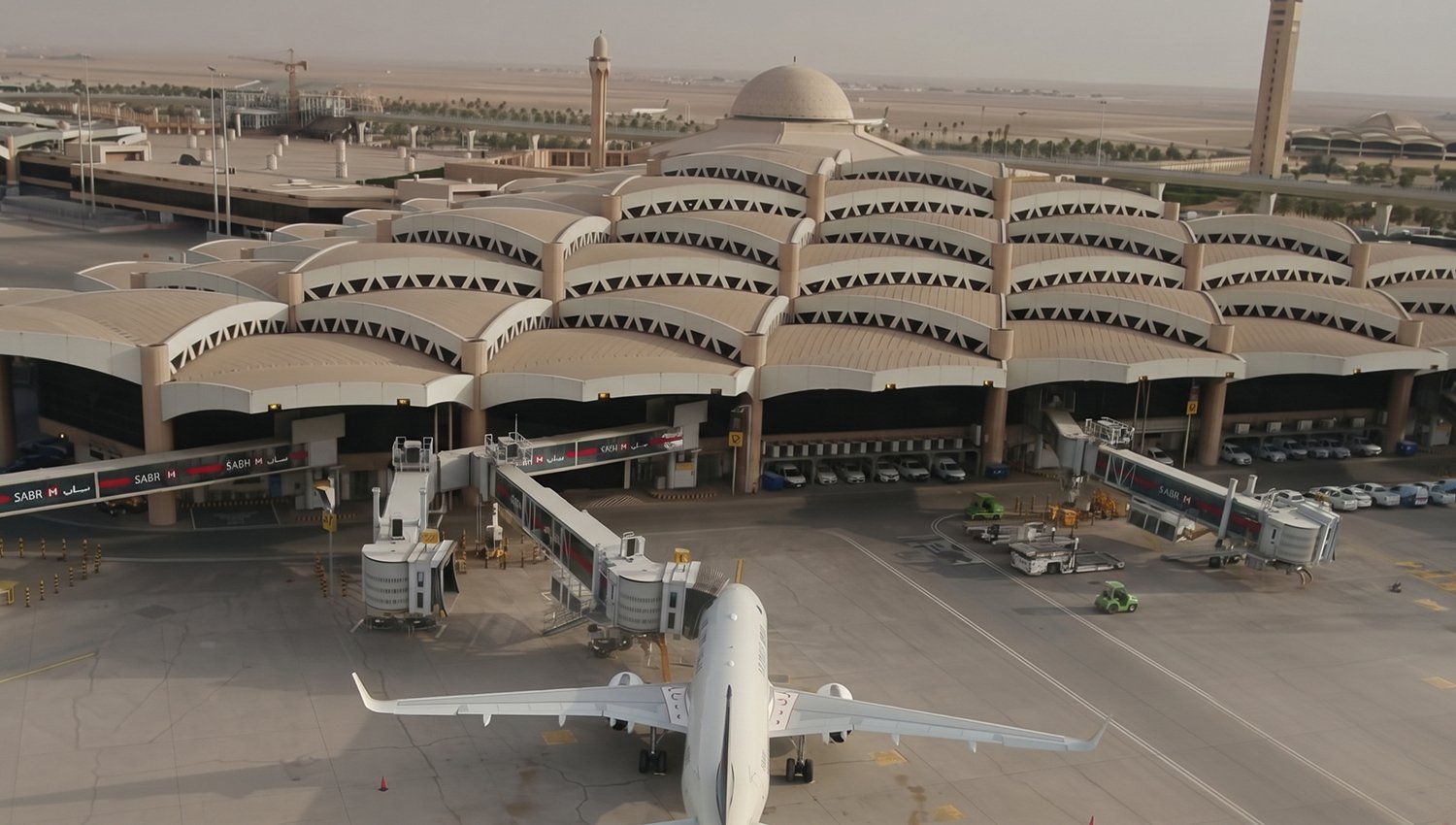 الحكومة العراقية تستنكر الاعتداء على مطار الملك خالد وتدعو لوقف شامل للأعمال العسكرية
